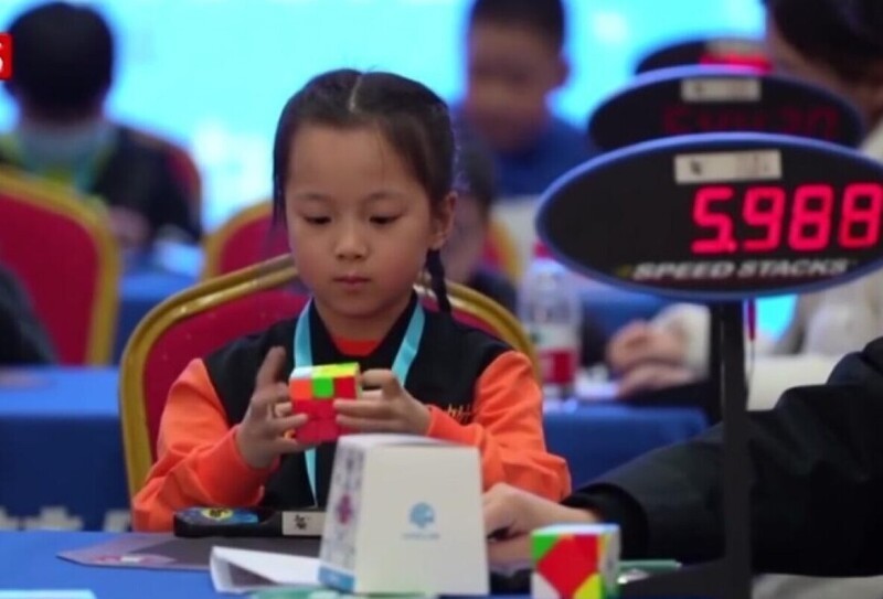 6-летняя девочка побила рекорд по сборке кубика Рубика