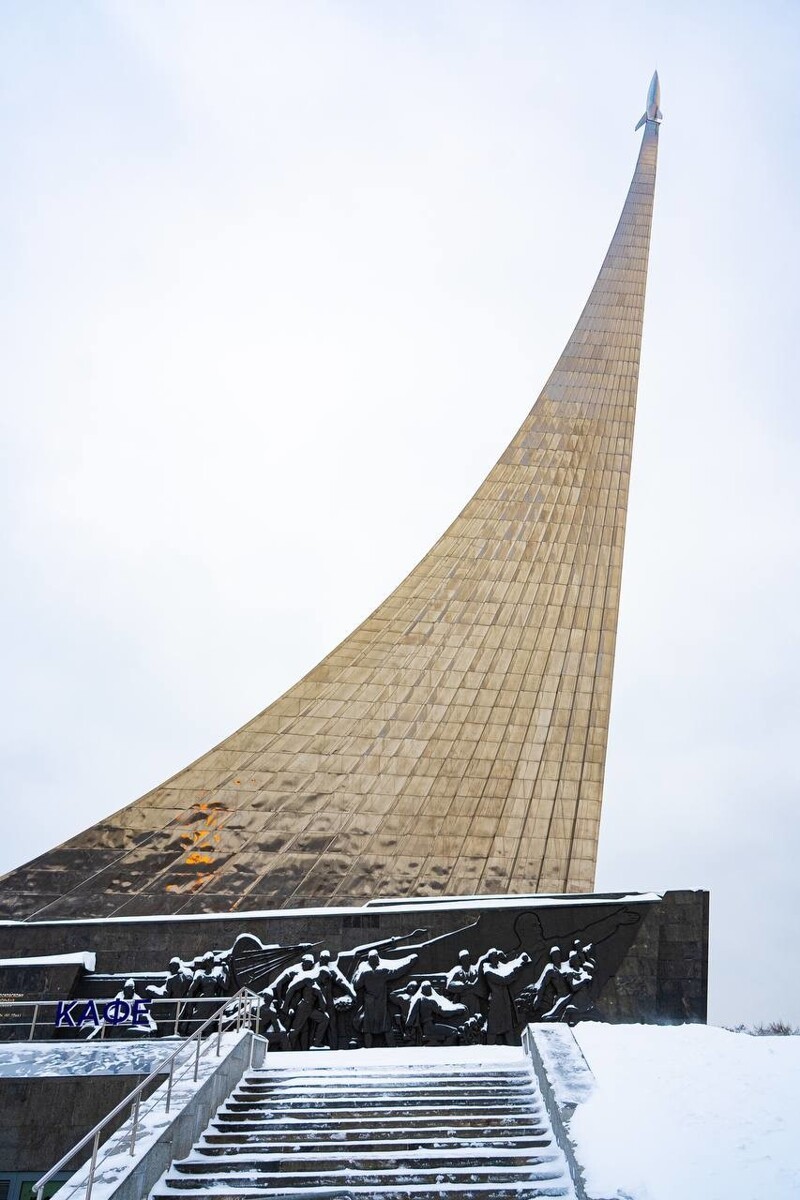 На ВДНХ завершилась реставрация легендарного монумента "Покорителям космоса"