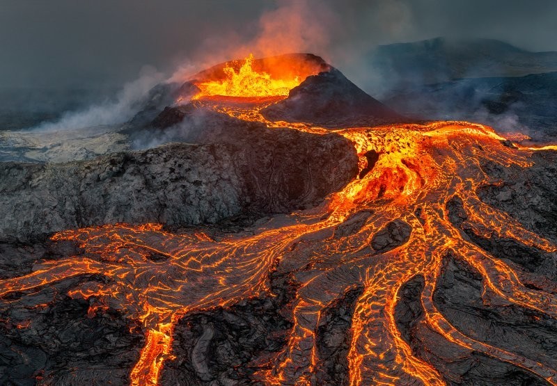 1. Главный приз: «Вулкан в облаках», извержение Гельдигадалир, Рейкьянес, Исландия © Луис Мануэль Вилариньо из А-Коруньи, Испания