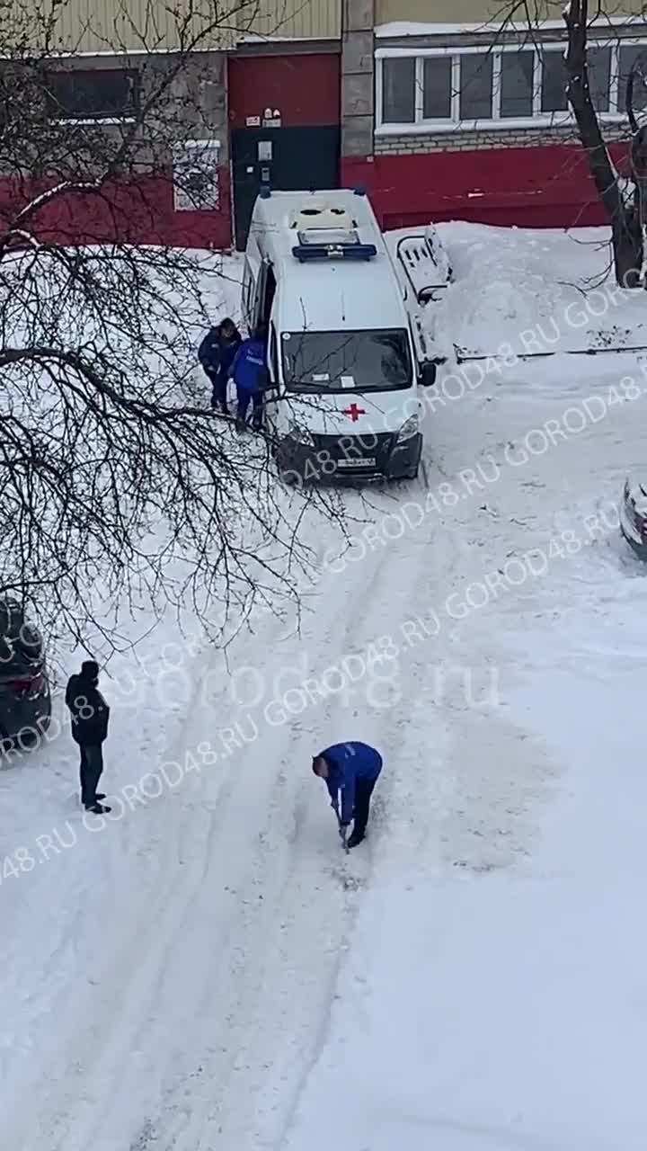 Устроила показуху: мэр Липецка покидала на камеру снег и нарвалась