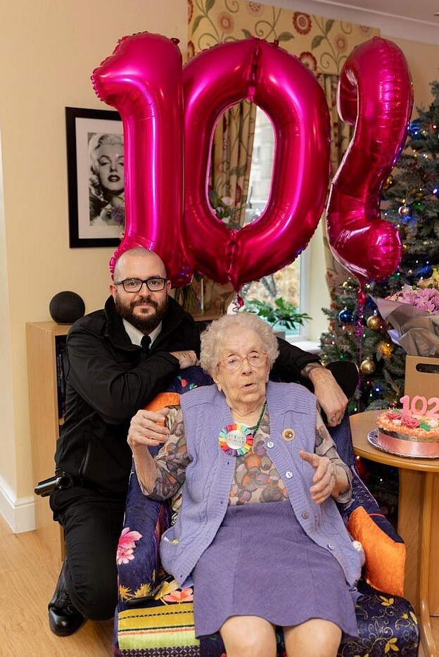 Британка отметила своё 102-летие просмотром стриптиза и походом в церковь
