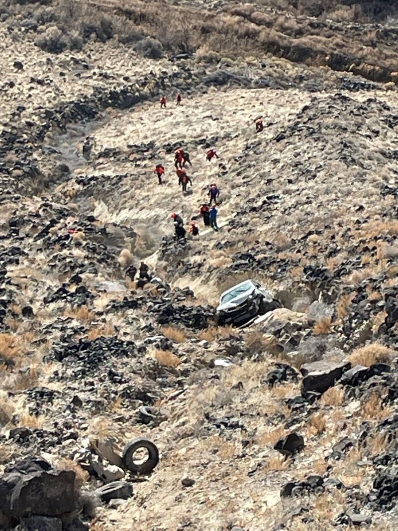 72-летняя женщина найдена живой после падения автомобиля в каньон