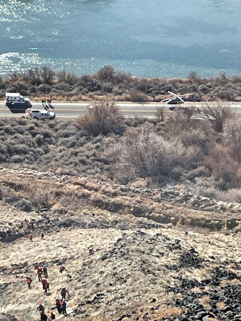 72-летняя женщина найдена живой после падения автомобиля в каньон