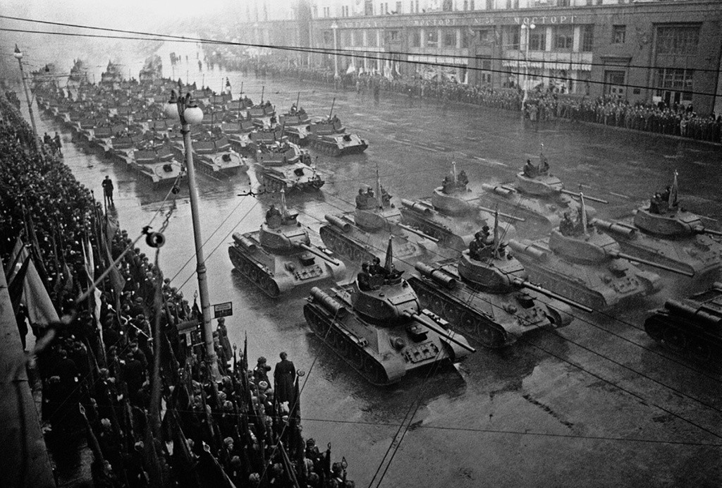 Парад 1948. Парад 1957 года в Москве военный. Парад 7 ноября 1957 года в Москве. Парад 7 ноября 1948. 1948 Год Россия.