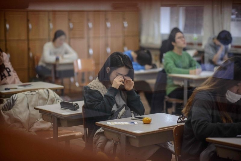 Абитуриенты в Южной Корее подали в суд из-за сокращения экзаменов на 90 секунд