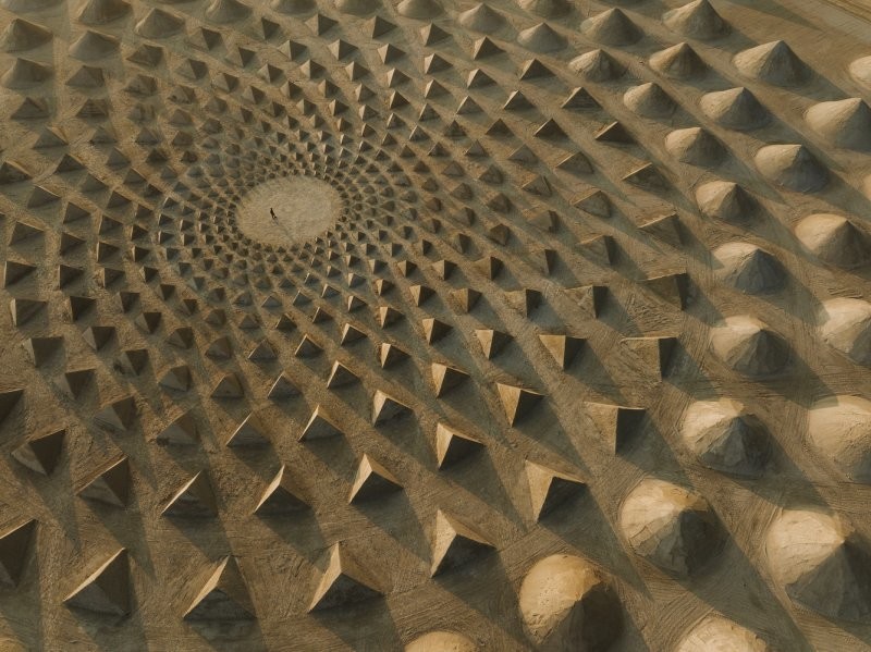 В Абу-Даби построили огромную инсталляцию из 448 пирамид