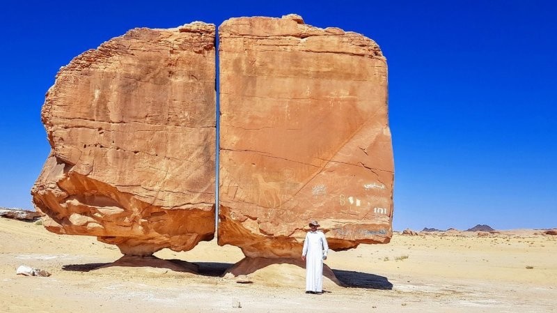 Камень Аль-Наслаа: кто разрезал его так ровно