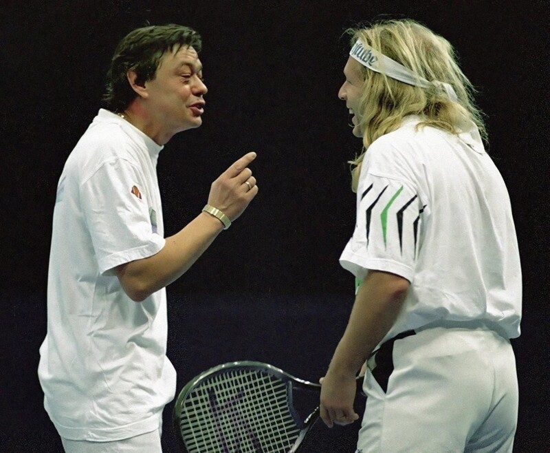 Николай Караченцов и Крис Кельми после теннисного матча в товарищеском турнире «Большая шляпа». Москва, 1993 год.