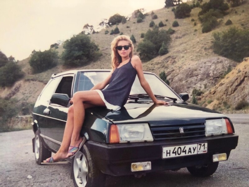 Дама позирует на капоте авто. Россия, 1997 год.