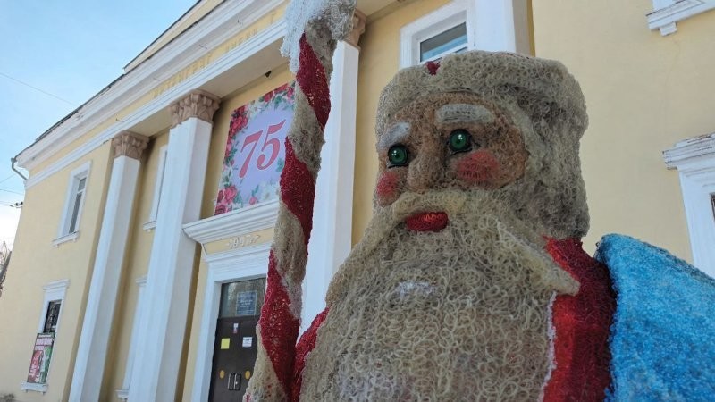 В Приморье поставили Деда Мороза и снегурочку, которые напугали местных жителей