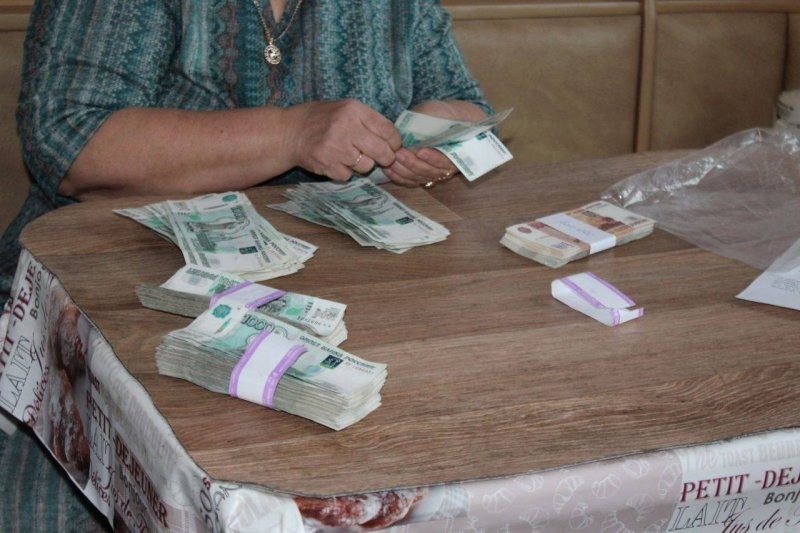 В Москве бабушка чуть не отдала мошенникам 600 тысяч, но вовремя одумалась. За неё это сделала дочь
