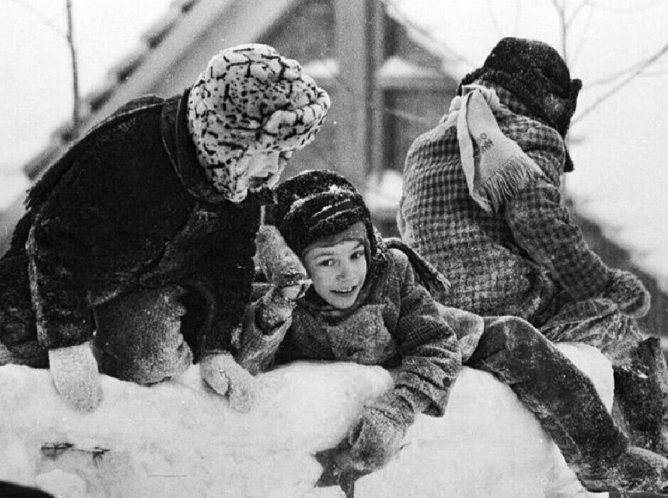 Снежок ссср. Советские дети зима. Советское детство зима. Советские дети зимой. Советские дети в снегу.