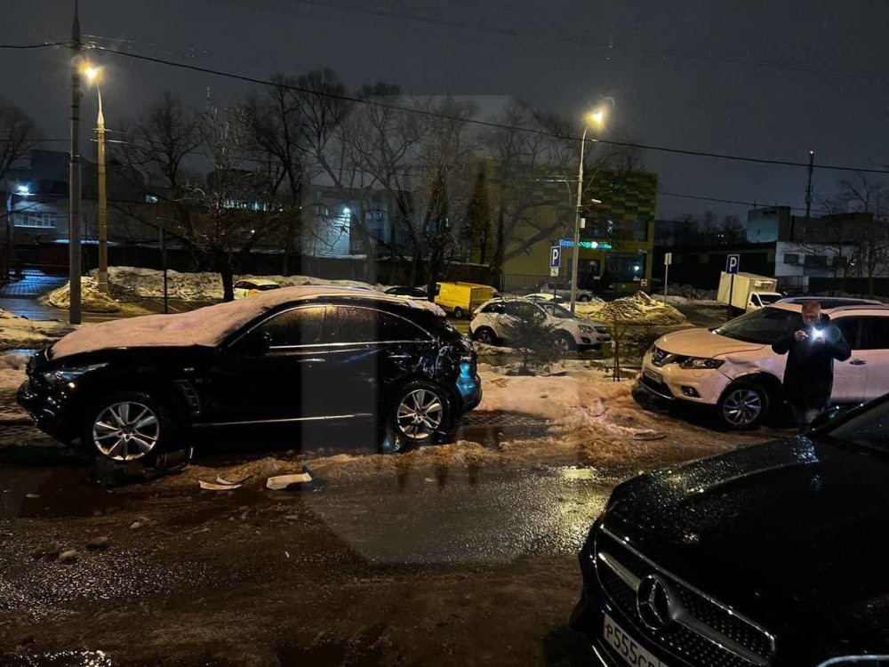 Он точно учился ездить в GTA: на востоке Москвы водитель белой «Митсубиси» протаранил больше 10 припаркованных во дворе машин и скрылся