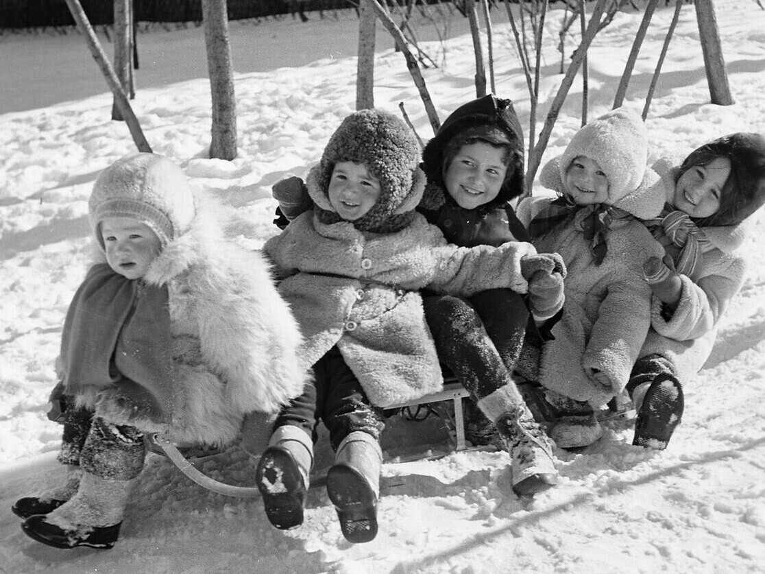 Каждый год ездим. Советские дети катаются на санках. Советские дети зимой. Советские дети катаются с горки. Счастливое советское детство зима.