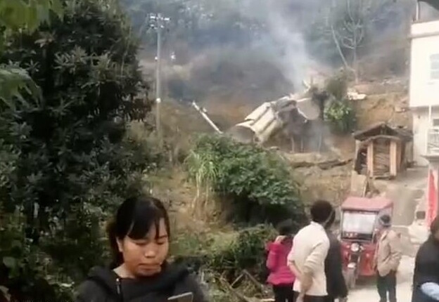 В Китае обломки ракеты упали рядом с домом