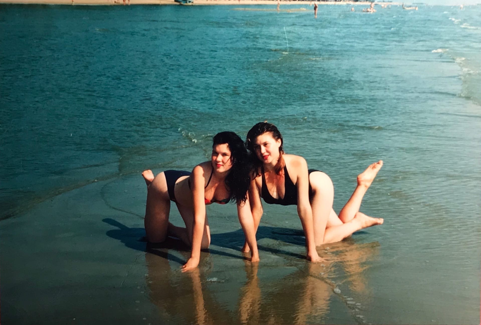 Сестра позирует. Сестра на отдыхе. Позирование сестры на море. Пляж 90-е. Девушки 1996 года.