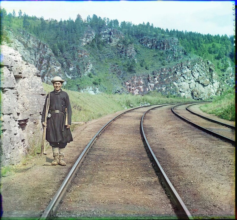 2. Железнодорожный оператор позирует на Транссибирской магистрали, Российская империя, 1910 год