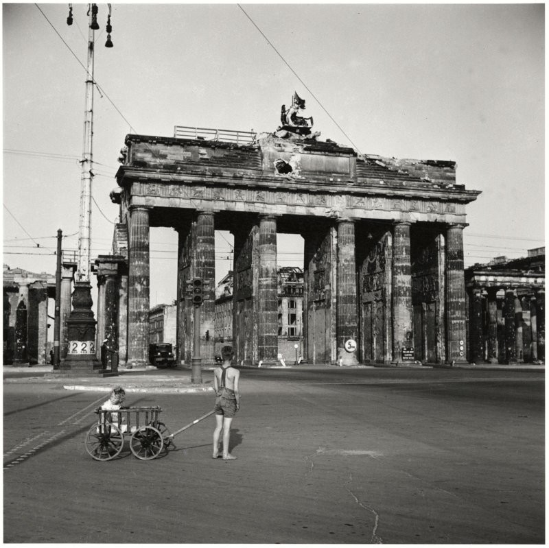 11. Мальчик с коляской у Бранденбургских ворот, Берлин, 1947 год