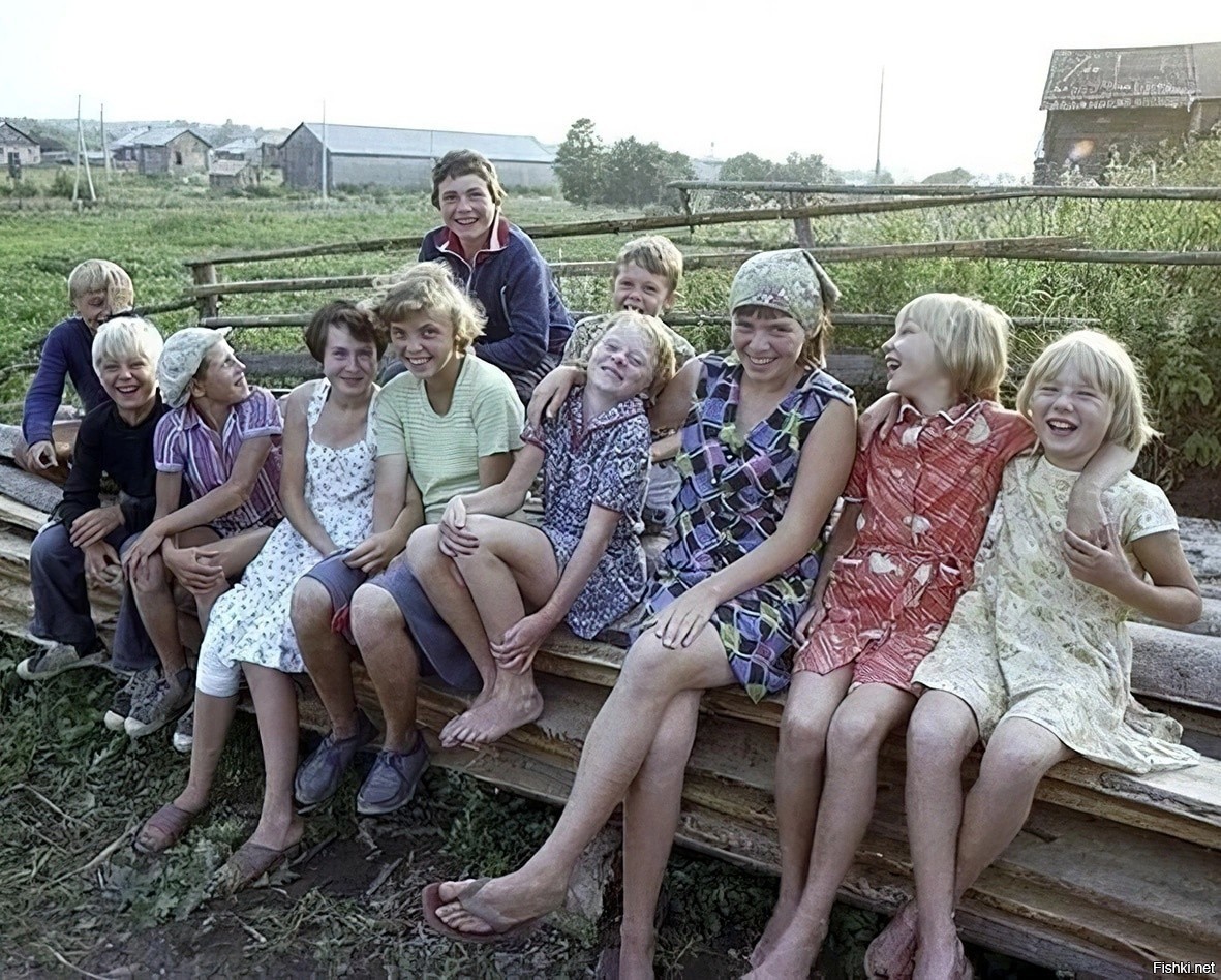 Каникулы летом в деревне. Советские люди в деревне. Детство в деревне. Деревенские люди. Советское детство в деревне дети.