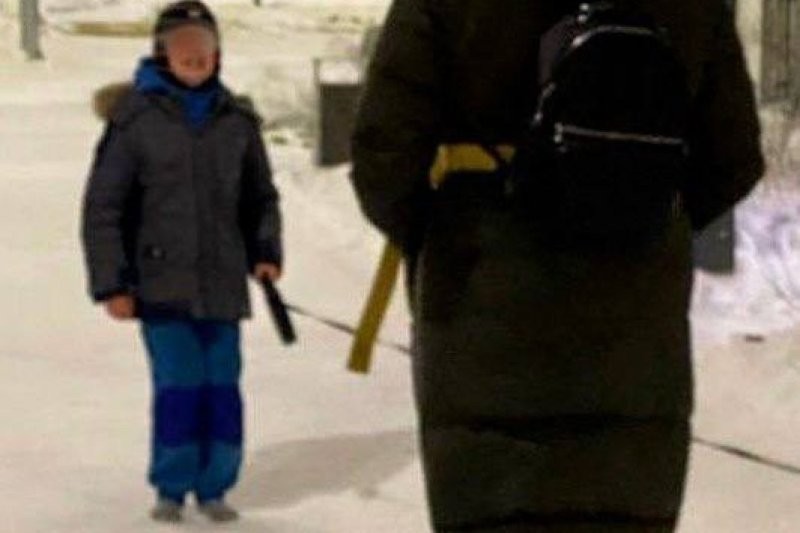 В Екатеринбурге женщина заставила сына гулять на морозе в одних носках и попала под проверку полиции