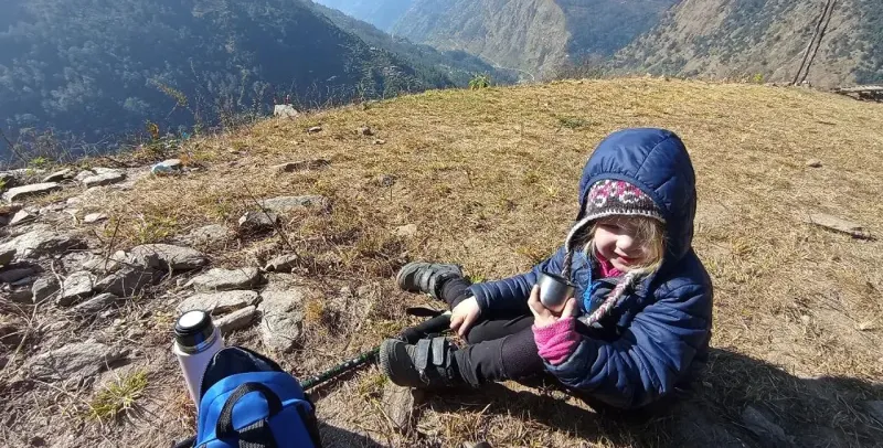 4-летняя девочка установила мировой рекорд, поднявшись на Эверест с отцом и 7-летним братом