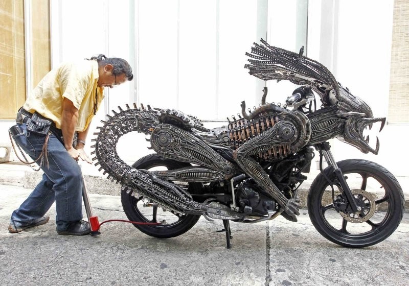 11. Тайский художник и скульптор Рунгройна Сангвонгприсарн собрал мотоцикл в виде персонажа фильма "Чужой" из переработанных деталей