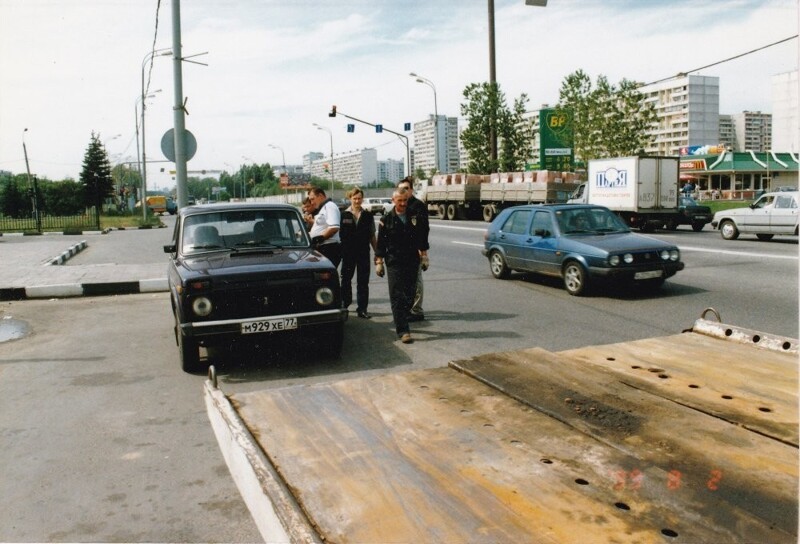 Эвакуация автомобиля у поста ДПС на шоссе Энтузиастов.