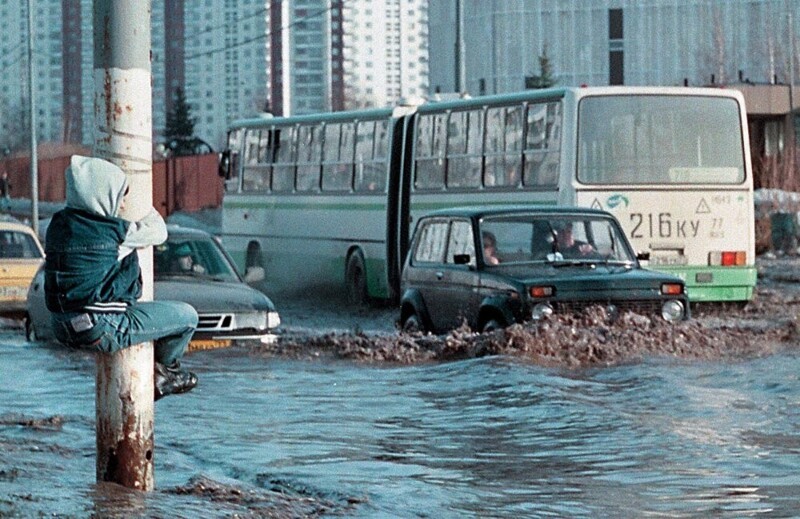 Потоп на улице Миклухо-Маклая 29 марта 1999 года.