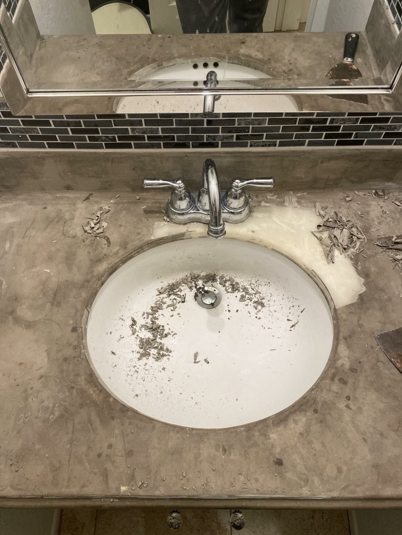 4. "Пожалуйста, просто никогда не покрывайте столешницу в ванной цементом"