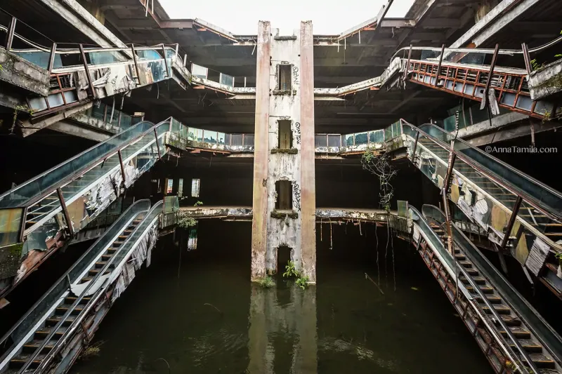 Заброшенный торговый центр в Бангкоке - дом для тысяч рыб!