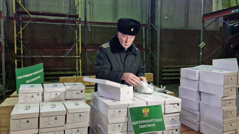 Уральские таможенники передали в дома престарелых 500 пар конфискованной обуви