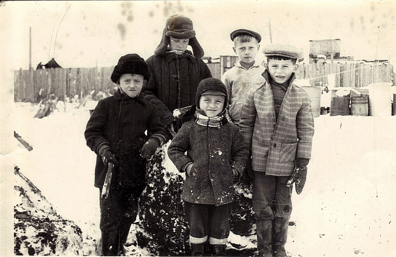 История обычной семьи 40. Одежда советских детей. Советские дети зимой одежда. Детская зимняя одежда СССР. Одежда детей в 80-е годы.