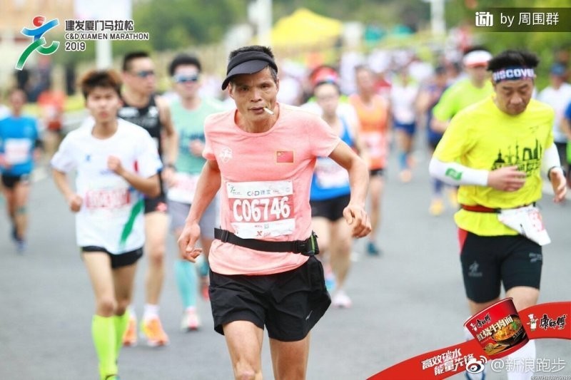 Китайского марафонца "Курильщика" дисквалифицировали за курение во время марафона