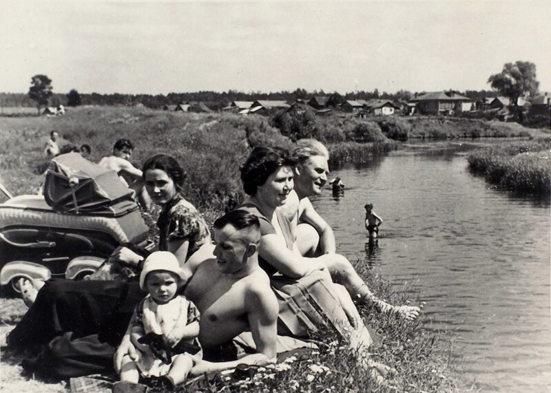 Юрий Гагарин с семьей отдыхает на реке Клязьма...