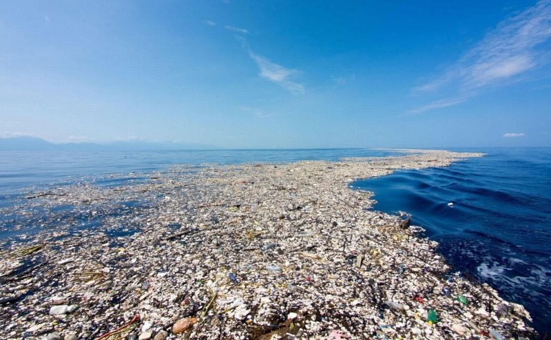10. Большое тихоокеанское мусорное пятно, или как его ещё называют Восточный мусорный континент — это крупнейшее скопление морского мусора, расположенное в северной части Тихого океана