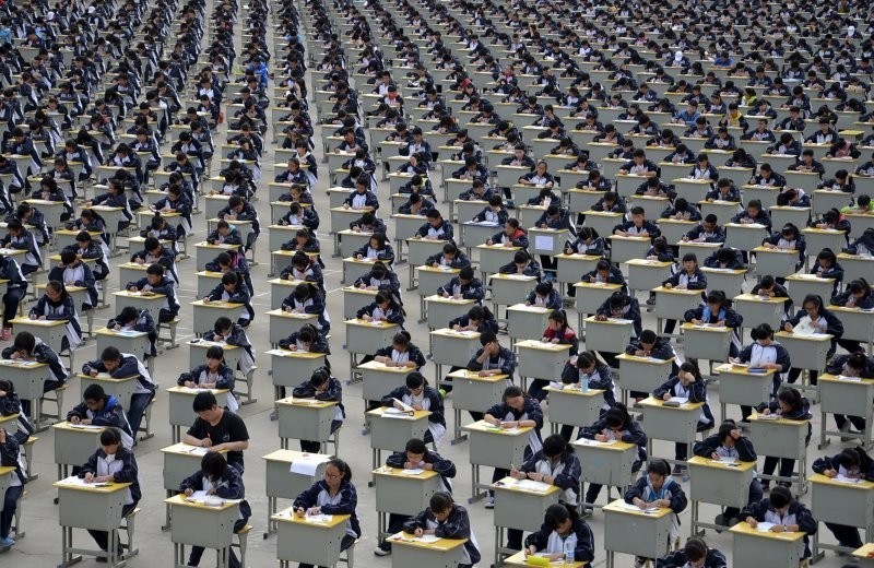 2. Учащиеся сдают экзамен на открытой игровой площадке средней школы в Ичуане, провинция Шэньси. Более 1700 первокурсников приняли участие в экзамене, который школа перенесла на улицу из-за нехватки внутреннего пространства
