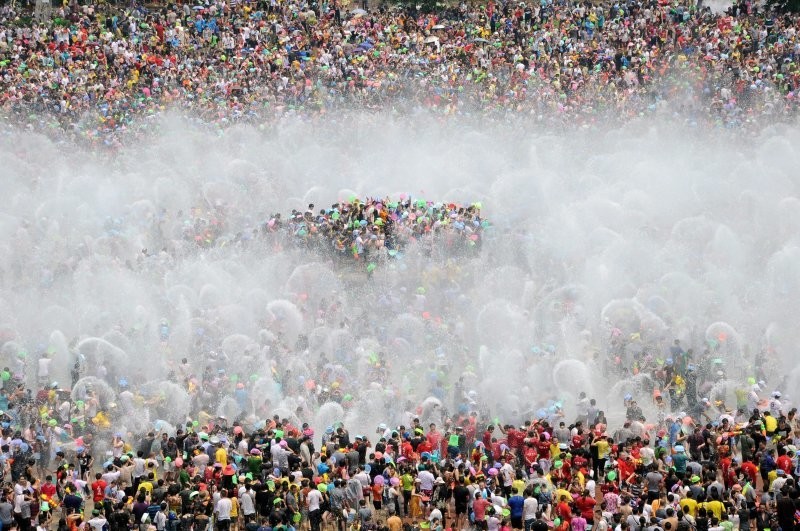 9. Ежегодный фестиваль брызг воды, приуроченный к Новому году в Сишуан-Банна, провинция Юньнань