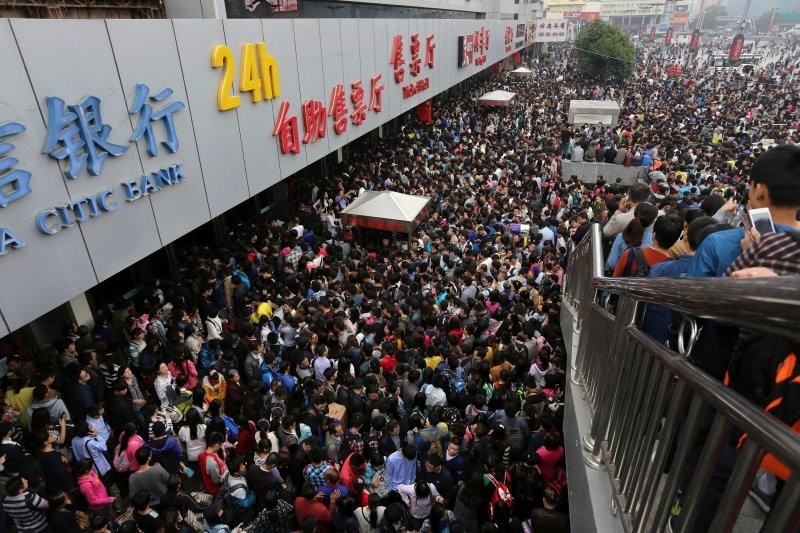 4. Пассажиры ждут, чтобы попасть в переполненный железнодорожный вокзал Чжэнчжоу в первый день ”Золотой недели", праздника, посвященного основанию Китайской Народной Республики