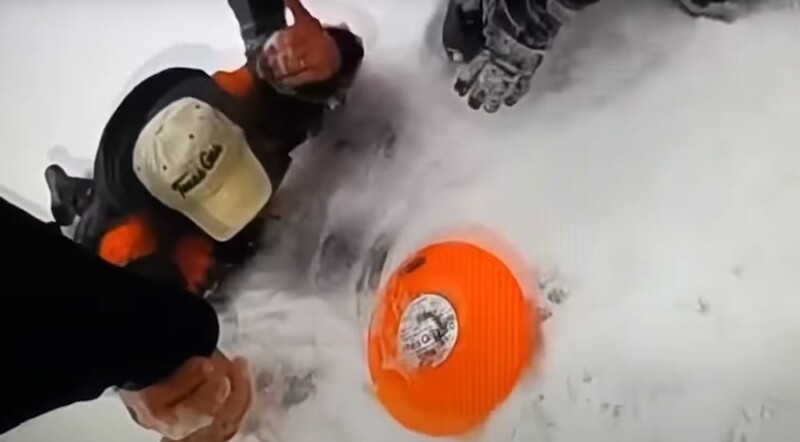 Собака помогла спасателям вытащить хозяина из ледяной воды