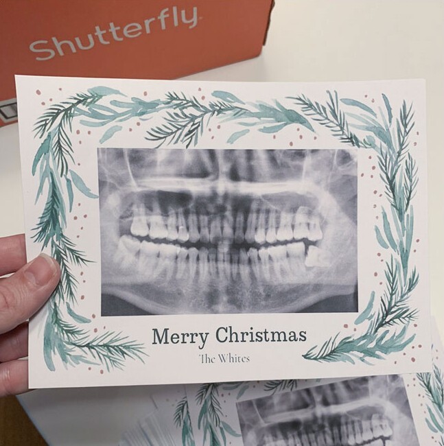 1. «Решил попробовать мобильное приложение Shutterfly и заказать рождественские открытки собственного дизайна. Перепутал и отправил не тот снимок из галереи, и теперь у меня 90 вот таких открыток»