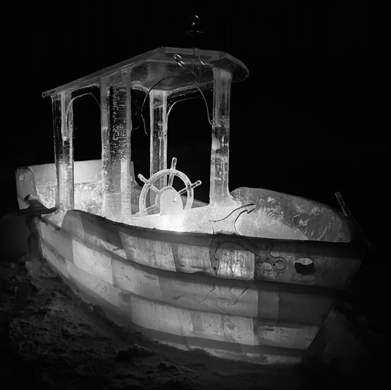 Минчанин сделал ледяное судно, на котором можно плавать