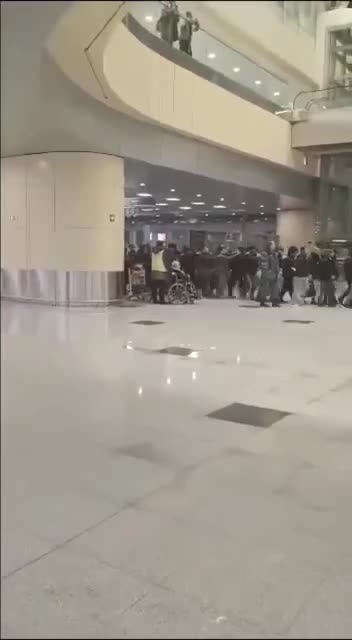 люди в аэропорту домодедово. шереметьево. пассажиры в аэропорту шереметьево. аэропорт домодедово 2005. люди в аэропорту домодедово.