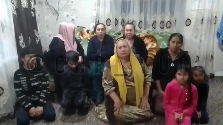 поставила подругу на колени