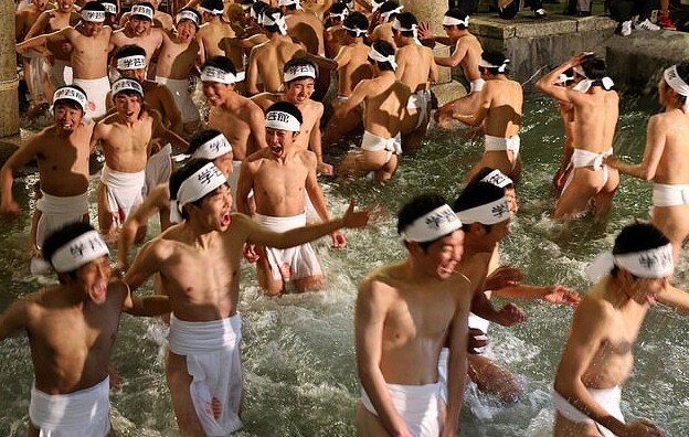 Японкам впервые разрешили участвовать в "голом" мужском фестивале