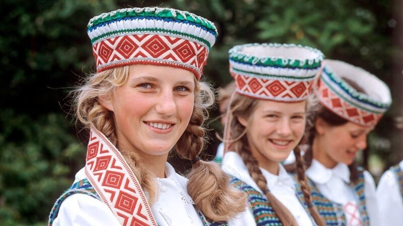 Литовские девушки в национальных костюмах, 1984 г.  Л. Раскин