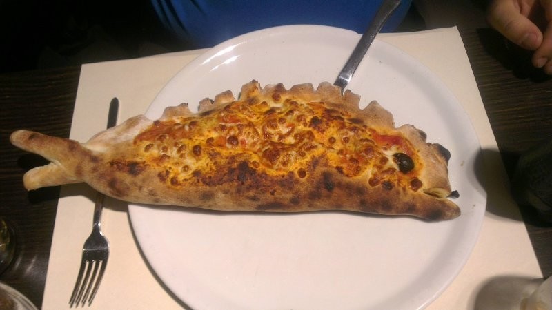 5. Сегодня я был в пиццерии, и шеф-повар проявил немного изобретательности в приготовлении закрытой пиццы