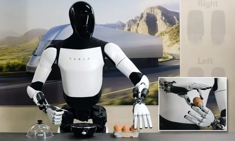 Илон Маск прогулялся с новым роботом по заводу Tesla
