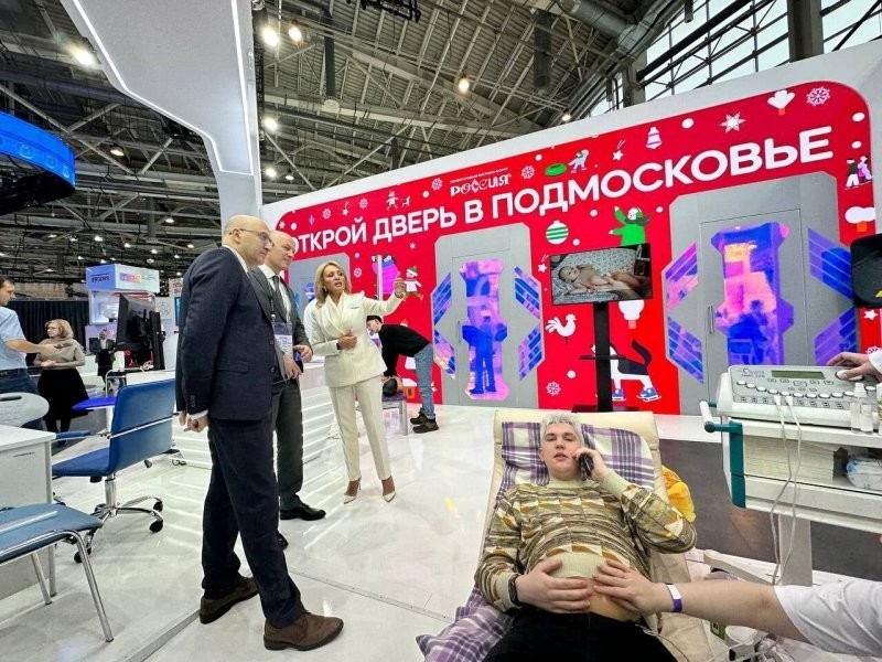 На выставке ВДНХ в Москве мужчинам предложили почувствовать процесс родов