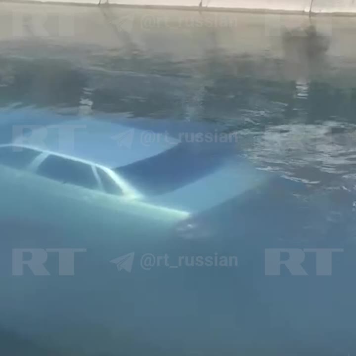 действия водителя при падении автомобиля в воду