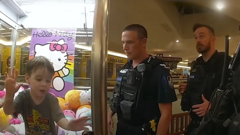 Полицейским пришлось спасать мальчика, залезшего в автомат с игрушками